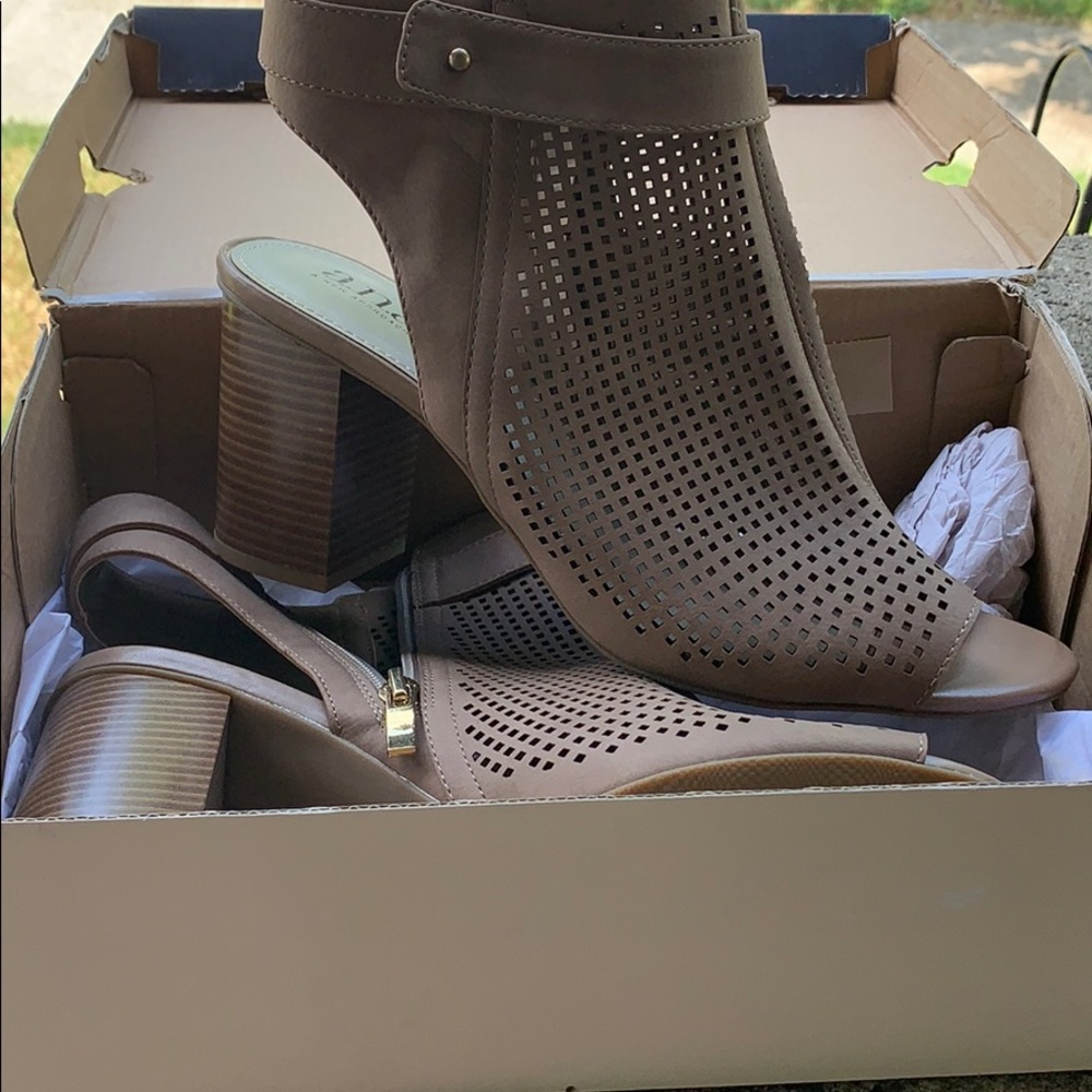 Sandals/ shoes